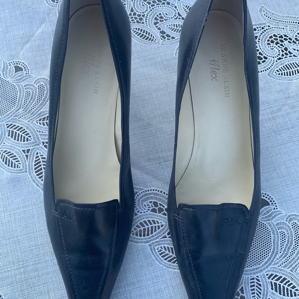 Blue leather Anne Klein Flex. Kitten heel. Gently worn.